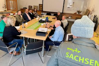 Neue Bergbauvorhaben im Erzgebirge: „Das geht uns alle an!“ – Bürgerinitiative will gehört werden - Seit einem Jahr treffen sich Mitglieder der Bürgerinitiative Pöhlwassertal jeden Montag. Kürzlich hatten sie auch den MDR zu einer solchen Runde hinzu gebeten, um noch breiter von der Öffentlichkeit wahrgenommen zu werden.