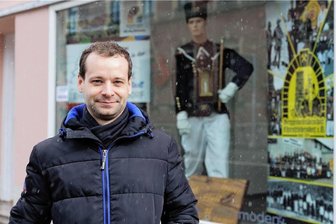 Neue Bergstadt-Werkstatt in Ehrenfriedersdorf: Viele Ideen für mehr Farbe in der Stadt - Quartiermanager Matthias Haase Ehrenfriedersdorf vor seiner neu eröffneten Bergstadt-Werkstadt in Ehrenfriedersdorf. In die zieht in den nächsten Tagen und Wochen mit vielfältigen Veranstaltungen reichlich Leben ein.