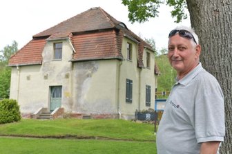 Neue Bestimmung für altes Wächterhaus - Rolf Gneiser am Wächterhaus in der Gartenanlage Bergmannsgruß in Freiberg.