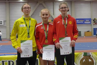 Neue Bestzeit und Silber für Reichenbacher Geherin zur Mitteldeutschen Meisterschaft - Zweite über 3000 Meter Bahngehen: Lara Ackermann (links) unterbot ihre persönliche Bestzeit bei der Mitteldeutschen Meisterschaft in Chemnitz um fünf Sekunden.