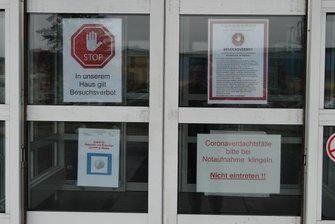 Bis zuletzt galt das Besuchsverbot. Im Haus Olbernhau befinden sich entsprechende Hinweise an der Eingangstür.