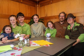 Neue Betreiber für Traditionsgasthof im Erzgebirge: „Wir sind keine ganz normale Familie“ - Stella, Emma, Ben, Lilly, Lotte, Dirk und Sandra (von links) gehören zur Familie Tröger, den neuen Betreibern des Gasthofes auf dem Auersberg.