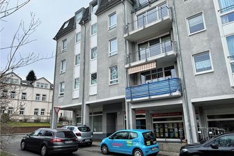 Neue Betrugsmasche in Crimmitschau: Falsche Pflegekraft lässt Bargeld und Schmuck von Seniorinnen mitgehen - In diesem Eckgebäude am Anton-Günther-Platz, das Räume für Betreutes Wohnen beherbergt, haben sich die Trickbetrüger zu schaffen gemacht. 