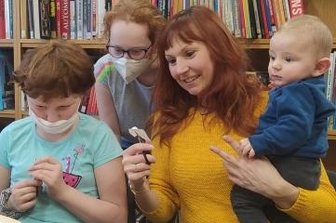 Neue Bibliothek - neuer Treffpunkt - Manja Jähne mit ihren Kindern Carl Elisa und Laura beim Basteln in der Bibliothek.