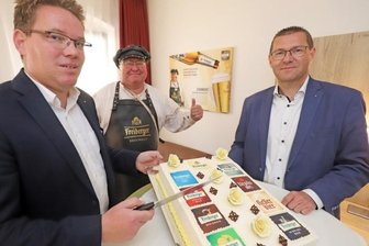 Neue "Bier"-Etage im Hotel Kreller eingeweiht - Hotelchef Alexander Kreller, Braumeister Michael und Brauhaus-Geschäftsführer Holger Scheich (v. l.) in der neuen "Bier"-Etage des Hotels.