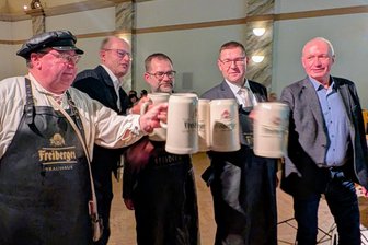 Neue Biersorte kommt im Februar: Freiberger Brauhaus braut „Erzgold Hell“ - Gemeinsames Anstoßen nach dem erfolgreichen Fassbieranstich im Brauhaus Freiberg.