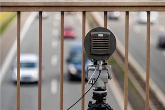 Neue Blitzer enttarnen Handy am Steuer - Polizisten haben die Monocam von Anfang Juni bis Ende November 2022 an zwei Autobahnen in Rheinland-Pfalz getestet. Welche Konsequenzen diegespeicherten Beweisfotos von Handyverstößen am Steuer haben, darüber streiten Juristen noch. 