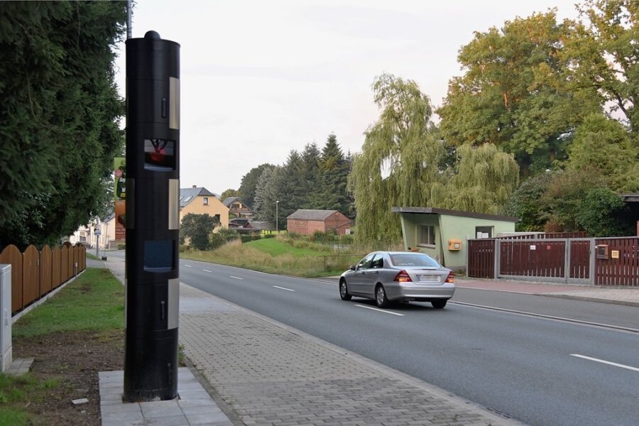 Neue Blitzer in Oelsnitz/V. sind jetzt scharf geschaltet - Der feste Blitzer an der Hofer Straße am Abzweig Fuchspöhler Straße ist einer der beiden jetzt in Betrieb genommen Geräte.