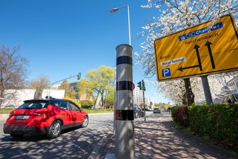 Neue Blitzer in Plauen gehen in Betrieb – vorerst aber nur eingeschränkt: Was heißt das? - An der Straße der Deutschen Einheit/Gottschaldstraße überwacht die Stadtverwaltung die Höchstgeschwindigkeit von 50 Kilometer pro Stunde.