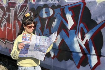 Neue „Bordsteinlobby“-Karte zeigt verborgene Mitmach-Orte der Kulturhauptstadt Chemnitz - Lena Georgsson von der Bordsteinlobby mit der neuen alternativen Stadtkarte „ChemNetz“.