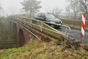 Neue Brücke bei Mutzscheroda: Planer sind am Zug - Ein flüchtiger Blick genügt, um zu sehen, dass die Brücke, die nahe der "Grünen Tanne" und an der S 242 liegt, bessere Tage erlebt hat. Seit 1996 kann das Nadelöhr nur von einem Fahrzeug passiert werden. Der Gegenverkehr muss warten.