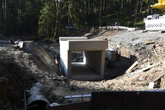 Neue Brücke im Wald bei Oelsnitz an ihrem Platz - Eine neue Brücke zum Görnitzholz: Der Fertigteilbau wurde am Donnerstag eingehoben.