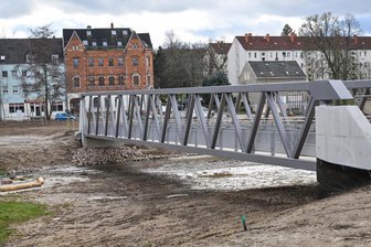 Neue Brücke in Altendorf fertig - Behelfsquerung wird abgebaut - Die neue Fußgängerbrücke im Stadtteilpark am Pleißenbach kann seit wenigen Tagen genutzt werden. Im Umfeld entsteht ein neuer Park inklusive eines Spielplatzes.
