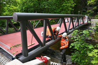 Neue Brücke in Chemnitz eingehoben - 27 Meter lang und 27 Tonnen schwer: die neue Brücke an der Rößlerstraße.