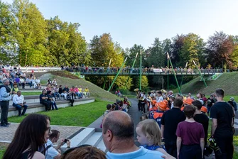 Neue Brücke in Rodewisch eingeweiht - nun steht auch der Name fest - Zahlreiche Schaulustige verfolgten am Freitag die Einweihung der neuen Brücke in Rodewisch.
