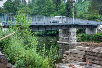 Neue Brücke ist befahrbar - Die neue Schönthalbrücke im Augustusburger Ortsteil Hennersdorf.