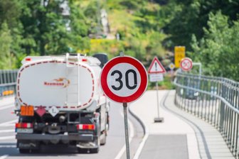 Neue Brücke schon kaputt -