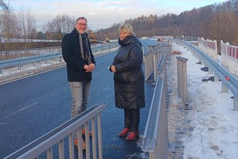 Neue Brücke steht: Wichtige Verbindungsstraße im Erzgebirge bald wieder frei - Abteilungsleiter Stephan Berger und Bürgermeisterin Elke Schmieder auf der neuen Brücke.