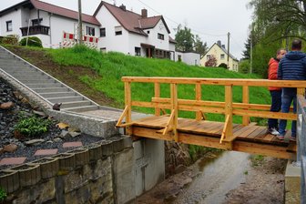 Neue Brücke über den Glauchauer Rothenbach ist fertig - Die neue Fußgängerbrücke über den Rothenbach ist am Donnerstag eingeweiht worden.