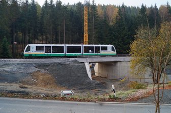 Neue Brücke über Zwota-Bach fertig: Züge fahren wieder - Ein Zug fährt auf der neuen Brücke in Zwota-Zechenbach.