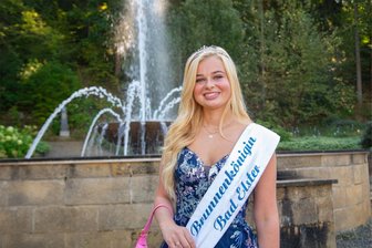 Neue Brunnenkönigin: Mirjam I. ist die Regentin von Bad Elster - Die 19-jährige Mirjam Häslich ist Bad Elsters neue Brunnenkönigin. Die angehende Lehramtsstudentin wurde am Samstag zum Auftakt der 700-Jahr-Feier des Ortes in ihr Amt inthronisiert.
