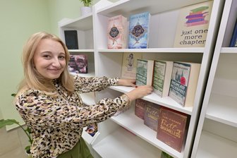 Neue Buchhandlung „Booklovers“ in Zwickau lockt junge Leser mit Romance, Fantasy, Thrillern und mehr - Bis Mitte November soll alles fertig sein: Lilly Hofmann räumt fleißig Lesestoff in ihrem künftigen Geschäft „Booklovers“ ein.