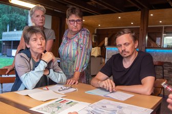 Neue Bürgerinitiative im Plauener Süden gegründet: Warum diese Vogtländer einen XXL-Solarpark verhindern wollen - Nicht glücklich mit der Situation: Stadträtin Petra Rank (links) und Umweltausschussmitglied Michael Persch mit Bürgerinnen.