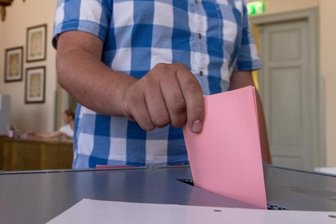Neue Bürgermeister im Erzgebirge: Wenn die Wahl mit einem Knalleffekt endet - Für einige Überraschungen sorgte das Votum der Bürger am Sonntag bei der Bürgermeisterwahl. Die wiedergewählten Amtsinhaber sehen sich in ihrer Arbeit bestätigt. 