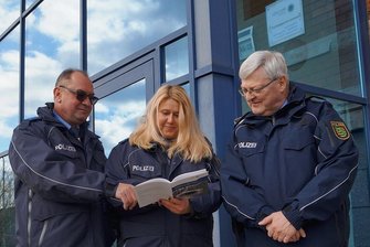 Neue Bürgerpolizisten sorgen in Klingenthal und Muldenhammer für mehr Sicherheit - Polizeihauptmeisterin Anja Natschke und Polizeihauptmeister Uwe Frank (links) sind die neuen Bürgerpolizisten für Klingenthal. Polizeihauptmeister Michael Renz (rechts) ist für Muldenhammer zuständig. 