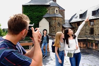 Neue Burgfotos für noch mehr Gäste - Rundgang auf der Wehrmauer. Unter den Augen von Museumsmitarbeiterin Nadine Holesch schoss der Berliner Fotograf André Forna auch dort Aufnahmen mit den Models Jin Xu und Isabelle Oldenburg. 