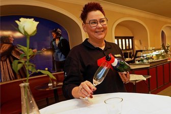 Neue Catererfirma übernimmt Versorgung der Plauener Theaterbesucher - Landgasthofinhaberin Kathleen Waldenburger will den Catering-Service im Vogtland-Theater übernehmen. Neben den klassischen Snacks stehen demnächst vegetarische Alternativen auf der Karte. 