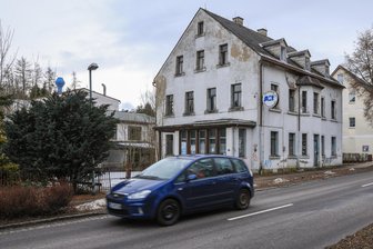 Neue Chance für altes Akku-Werk: Wie ein Dorf im Erzgebirge ein Millionenprojekt stemmen will - Ein Schandfleck mitten in Sehma, der viele Einwohner schon lange stört: das ehemalige Akku-Werk. Pläne für die Revitalisierung des Areals gibt es, aber auch viele Probleme.