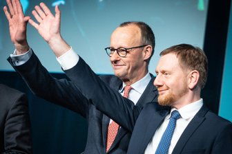 Neue Chance für Sachsen: Welche Parteien profitieren am meisten von vorgezogenen Wahlen im Bund? - Stehen beide 2025 vor Wahlsiegen? CDU-Chef Friedrich Merz und sein Vize, Sachsens Ministerpräsident Michael Kretschmer.