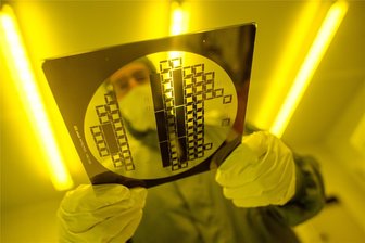 Neue Chipfabrik in Dresden vor dem Baustart: „Es ist der Beginn von etwas ganz Großem“ - Ein Mann trägt in einem Reinraum eine sogenannte „Maske" zur Herstellung von Halbleiterstrukturen durch einen Reinraum.