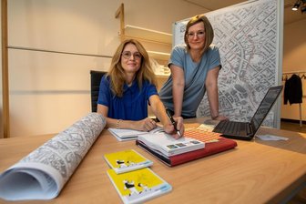 Neue Citymanagerin weiß, was Plauen noch attraktiver machen könnte - Im früheren Laden Kodoma in der Klosterstraße 1 gibt es jetzt ein Citybüro. Kleiderständer und Regale erinnern noch an die Zeit, als das Büro von Britt Sünderhauf (links) ein Geschäft für Mode und Genuss gewesen ist. Am Montag erhielt sie unter anderem Besuch von „Vogtland vernetzt“-Koordinatorin Theresia Schumann.