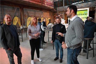 Neue Corona-Regeln: Gesprächsbedarf und klare Ansagen im Spitzensport - Viel Gesprächsbedarf herrschte am Montag unter Vertretern sächsischer Sportvereine bei einem Termin in Chemnitz. Hier im Bild die Geschäftsführer Steffen Herhold (Niners Chemnitz), Sandra Zimmermann (Dresdner SC Volleyball), Marc Arnold (CFC) und Karsten Günther (SC DHfK Leipzig) (v. l.).