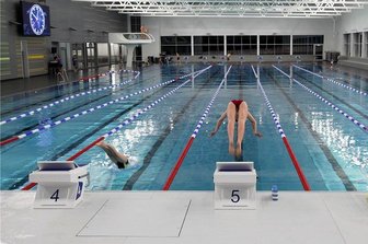 Neue Corona-Regeln in Zwickau: Das gilt in der Glück-Auf-Schwimmhalle - Ab ins Becken: Besucher können trotz strengerer Corona-Regeln die Glück-Auf-Schwimmhalle nutzen. Pro Umkleide sind maximal neun Personen erlaubt, pro Duschabteil maximal vier.