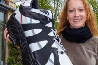 Neue Coronaregeln ab Montag - Anja Pohlink, Geschäftsführerin des Plauener Schuhhauses Kreher, bietet Schuhe in großen Größen an. Am heutigen Samstag öffnet sie auch ohne Terminvergabe. 