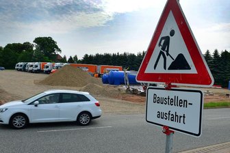 Neue Debatten um Amazon - Im Industriegebiet Dittersbach wird gebaut. Laut Stadtverwaltung Frankenberg hat das Unternehmen Reifen-Franz eine Genehmigung dafür. Nachbar Amazon darf noch nicht loslegen. Die Genehmigung steht aus.