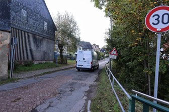 Neue Decke für Flickenteppich: Im November ist Baustart in Ortmannsdorf - Die Wildenfelser Straße soll ab November gesperrt werden. Der Kreis plant eine Deckensanierung.