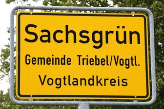 Neue Decke für kaputte Kreisstraße im Vogtland - Die Kreisstraße zwischen Gassenreuth und Sachsgrün erhält eine neue Straßendecke.