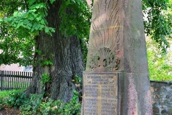 Neue Denkmale für die Gefallenen - Das Ehrenmal auf dem Friedhof in Rossau. Die neue Namenstafel soll links davon aufgestellt werden. 