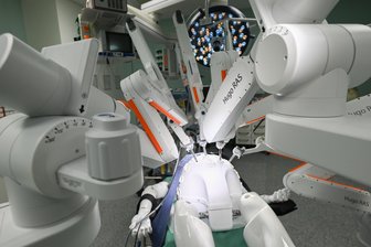 Neue Details zu Plänen des Klinik-Verbundes in Mittelsachsen - Der Einsatz eines OP-Roboters, wie hier im Universitätsklinikum in Dresden vorgestellt, ist auch für den neuen Verbund der Kliniken Freiberg und Mittweida geplant.