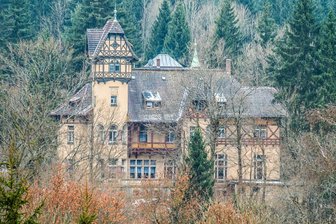Neue Details zu Polizeieinsatz bei „König“ Peter Fitzek im Erzgebirge: Das steckt dahinter - Das Wolfsgrüner Schlösschen in Eibenstock ist vergangenes Jahr an das „Königreich Deutschland“ verkauft worden.