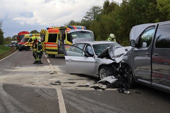 Neue Details zum Unfall auf Autobahnzubringer Aue: Mehrere Schwerverletzte, Hubschrauber im Einsatz - Blick auf die Unfallstelle auf dem Autobahnzubringer Aue. Zwei Fahrzeuge sind am Montagnachmittag frontal kollidiert.