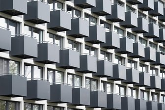 Neue DIN-Norm geplant: Mietern in Sachsen droht erneuter Kostenanstieg - Für Wohngebäude plant das DIN-Institut eine Art Gebäude-TÜV: Für die fast 250 Kontrollen müssten dann zum Großteil die Mieter aufkommen.