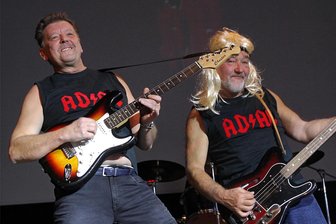Neue Disco-Oldie-Party in der Plauener Festhalle - Friedbert Sammler (links) und Andreas Reuter standen zur Disco-Oldie-Nacht in der Festhalle öfters gemeinsam auf der Bühne. Nun wollen sie ein neues Kapitel aufschlagen.
