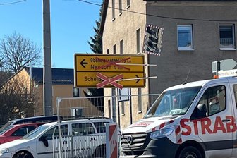 Neue Doppel-Baustelle im Erzgebirge: Zubringer zum Fichtelberg in zwei Orten dicht - Ein Verkehrsschild in Crottendorf weist auf den in beide Richtungen gesperrten Zubringer S 268 hin.