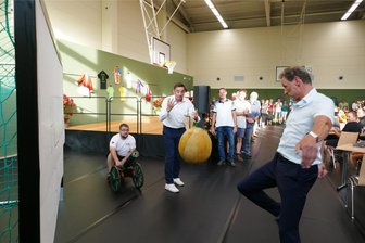 Neue Drebacher Turnhalle eingeweiht: Traum geht nach über 20 Jahren in Erfüllung - Mit diesem fulminanten Torschuss weihte Jens Haustein, der den Ball von Swen Drechsler zugeworfen bekam, die neue Drebacher Turnhalle ein.