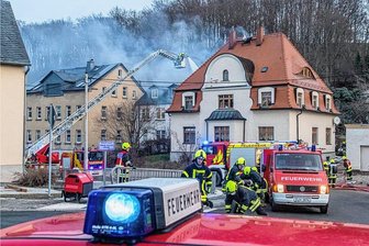 Neue Drehleiter für Zwickauer Feuerwehr kostet fast eine Million Euro - Eine Drehleiter der Zwickauer Berufsfeuerwehr bei einem Brand in Ortmannsdorf 2021.